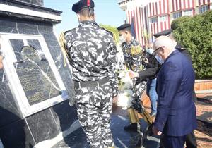 محافظ بورسعيد يضع إكليلًا من الزهور على النصب التذكاري لشهداء الشرطة 