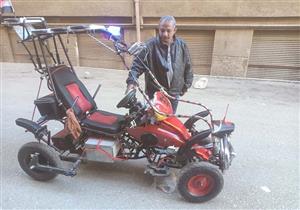 بالصور.. كهربائي يصنع مركبة من الخردة تعمل بالكهرباء والطاقة الشمسية بالأقصر