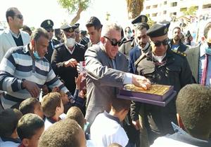 بمناسبة عيد الشرطة.. مدير أمن سوهاج يوزع الورود والشيكولاتة على المواطنين- صور 
