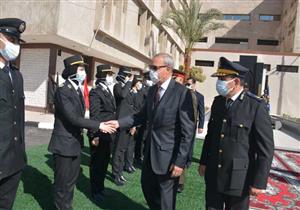محافظ القليوبية يضع إكليلًا من الزهور على قبر الجندي المجهول بمناسبة عيد الشرطة