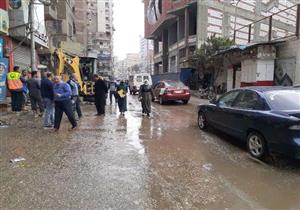 انفجار ماسورة مياه يتسبب في تكدس مروري بالشرقية- صور