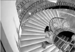 بالصور| لحظة سقوط وفاء الكيلاني على سلالم joy awards في السعودية