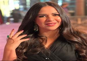 إيمي سمير غانم تتحدث مع "حمامة" وتشاهد "غريب في بيتي"