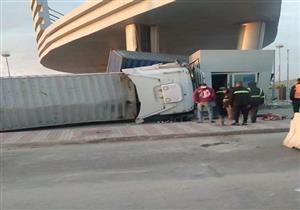 التحفظ على سائق "تريلا" اصطدم بغرفة تحصيل كارتة أكتوبر أعلى الأوسطي