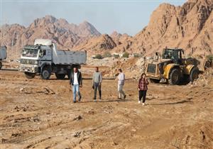 بالصور.. نقل مخازن الخردة بالرويسات في شرم الشيخ إلى خارج الكتل السكنية