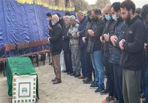 بالصور| هشام عباس يؤدي صلاة الجنازة على والده وسط غياب نجوم الفن