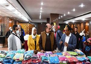 صور.. معرض لتوزيع ملابس الشتاء على الأسر الأولى بالرعاية في أسوان