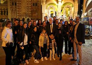 في جولة ليلية.. محافظ جنوب سيناء يوزع وجبات على العمال بشرم الشيخ- صور