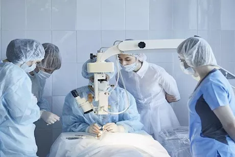 من الأكثر عرضة لانفصال الشبكية؟ علامات لا يجب تجاهلها  