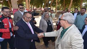 بالصور- "رحلة إلى قمة المناخ".. المغامر على عبده يصل الأقصر