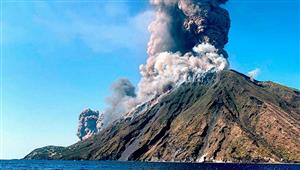 هدوء بركان سترومبولي في إيطاليا بعد ثورانه بقوة لعدة أيام