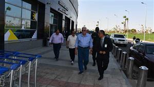 بالصور- محافظ جنوب سيناء يتفقد أعمال اللاند سكيب بمطار شرم الشيخ 