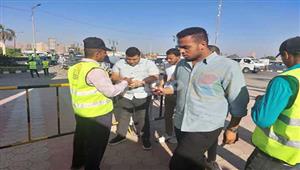 تفتيش حقائب الطلاب.. بوابات إلكترونية في مداخل جامعة أسيوط أول يوم دراسة - فيديو وصور 