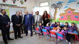 صور.. محافظ المنيا يتابع الحصة الأولى في المدارس ويكرم أحد أبناء الشهداء