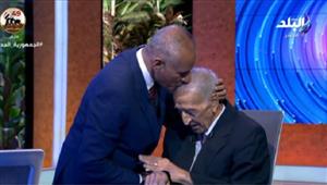 أحمد موسى يقبل رأس شيخ الإذاعيين فهمي عمر على الهواء- فيديو