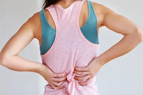 طبيب يحذر: آلام الظهر قد تخفي مرضًا مناعيًا هضميًا