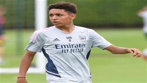 من هو اللاعب المصري الذي ظهر بجوار النني بمران آرسنال