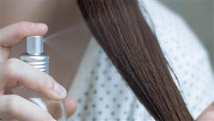 لهذا السبب.. لا تضعي العطر على شعرك