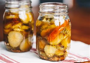 قبل رمضان.. هل هناك خطورة في تناول المخللات في وجبة الإفطار؟