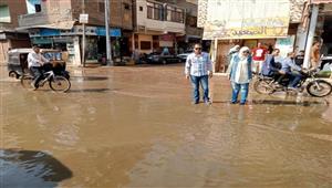 بالصور- "أتوبيس" يتسبب في غرق أهم شارع بمدينة الباجور في المنوفية