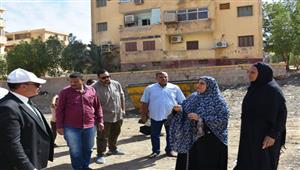 بعد شكاوى "واتس آب".. جولة مفاجئة لمحافظ أسوان لمتابعة منظومة النظافة - صور