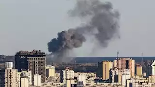 مقتل وإصابة 7 أشخاص إثر هجوم روسي على مبنى في كييف
