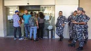 لبناني مسلح يقتحم مصرفا ويحتجز رهائن للحصول على وديعته
