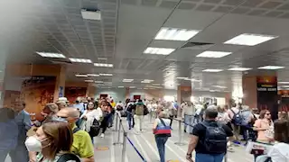 كان بحوزته قطعة حجرية يشتبه في أثريتها.. التحفظ على سائح أمريكي قبل مغادرته الأقصر