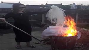 عارضة أزياء تحرق فستان زفافها بعد الطلاق: "شعرت بالقوة"