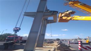 صور.. إصلاح كوبري مشاة الكيلو 32 على طريق الإسكندرية الصحراوي