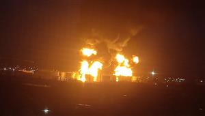 حريق في مدينة زابوريجيا الأوكرانية إثر قصف صاروخي