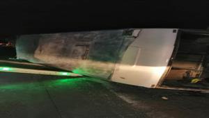 انقلاب مينى باص أعلى الطريق الأوسطى 