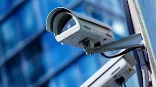 كاميرات المراقبة تفضح مسجل خطر سرق شوال بضائع من أمام محل بمدينة نصر