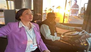 وزيرة البيئة تستقل الأتوبيس الكهربائي الصديق للبيئة في شرم الشيخ