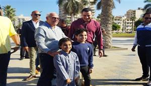 بالصور- محافظ بورسعيد يلتقط الصور التذكارية مع المواطنين في ميدان الشهداء