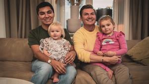  منح حضانة طفلة مسلمة إلى زوجين مثليين بعد انتزاعها من عائلتها