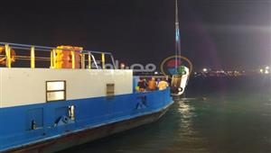 بالفيديو والصور-  لحظة انتشال سيارة سقطت بالمجرى الملاحي للقناة في بورسعيد