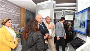 صور.. محافظ قنا يستعرض مشروع الزراعة بدون تربة في قمة المناخ