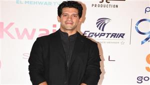 أحمد مجدي يتألق بإطلالة أنيقة على " ريد كاربت" ثاني أيام القاهرة السينمائي