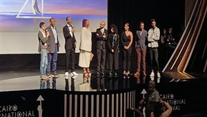 مهرجان القاهرة السينمائي.. مُخرج "بعيدا عن النيل" وفريق الفيلم يكشفون كواليس تقديمه