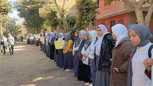 "ستظلين خالدة".. طلاب وطالبات يودعون معلمتهم في جنازة بالزي المدرسي بالقليوبية
