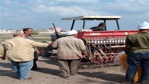 بالصور- تسوية مجانية بالليزر لحقول القمح الإرشادية في بورسعيد