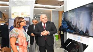 بالصور- محافظ قنا يقدم شرحًا تفصيليًا لنائب مدير منظمة الفاو حول مشروع الزراعة بدون تربة 