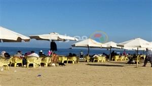 "البحر حصيرة والكرسي بـ 3 جنيه".. إقبال على شواطئ بورسعيد - فيديو وصور