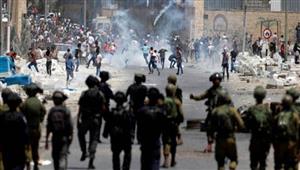 مُستوطنون إسرائيليون يُهاجمون مسجدين واندلاع مواجهات مُحتدمة بالخليل