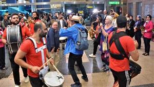 بعد انتهاء مؤتمر المناخ.. "الطيران" تودع الوفود بالموسيقى والورود في مطار القاهرة