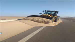 استعدادًا للسيول.. إزالة الكثبان الرملية بجانبي الطريق الدولي في جنوب سيناء- صور