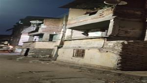 بالصور- انهيار سقف عقار في الإسكندرية ونجاة 3 أسر