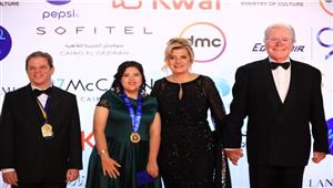 حسين فهمي وزوجته على السجادة الحمراء لختام مهرجان القاهرة السينمائي 