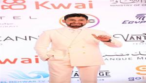 أمير المصري يتألق بالأوف وايت في ختام "القاهرة السينمائي"